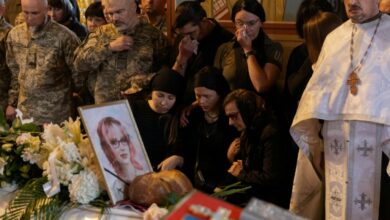 Sirene Kembali Terdengar Saat Ibu Ukraina Mengantar Dua Putrinya ke Peristirahatan Terakhir