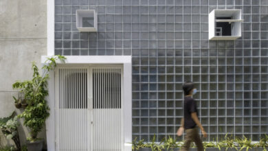 Teras Rumah Kampung Bisa Naik Kelas, Roster Simetris Bikin Fasad Lebih Rapi dan Modern