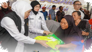 Harga Lebih Rendah Dari Pasar, Warga Kediri Tetap Rela Antre Di Tengah Hujan Deras