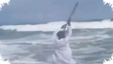 Ombak Besar Menyapu Ebo Noah Saat Aksi Di Tepi Laut Disaksikan Warga