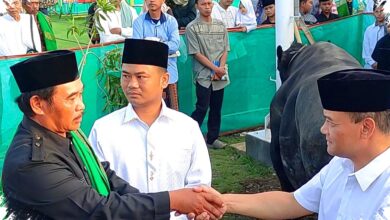 Di Tengah Huntara Tegal, Ahmad Luthfi Salat Iduladha Bersama Warga Terdampak dan Serahkan Kurban Presiden
