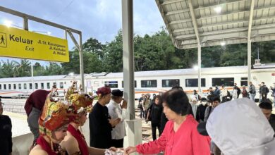 Banyuwangi Menyambut Libur Idul Adha Dengan Bagiak Dan Minuman Hangat Di Stasiun Serta Bandara