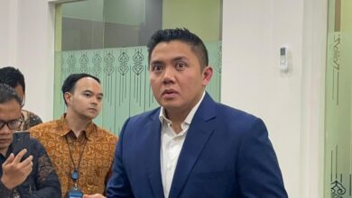 Cubit Pipi Teddy Indra Wijaya Saat Dampingi Prabowo, Gestur Luhut Langsung Disorot Warganet