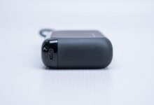 Tanpa Kabel yang Menjuntai, Powerbank Mini Sekali Colok Ini Bikin Isi Daya Lebih Rapi