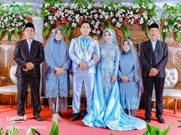 Topi Lebar Dan Blazer Putih, Gaya Nikah Dua Lipa Terlihat Sederhana Namun Sangat Elegan