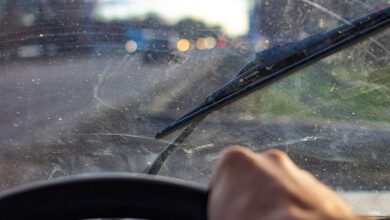 Karet Wiper Mengeras Tak Cuma Bikin Sapuan Buruk, Kaca Mobil Juga Bisa Tergores
