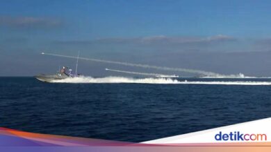 Iran Pakai Rudal Dan Drone, Kapal Perusak AS Disebut Menjauh Dari Laut Oman
